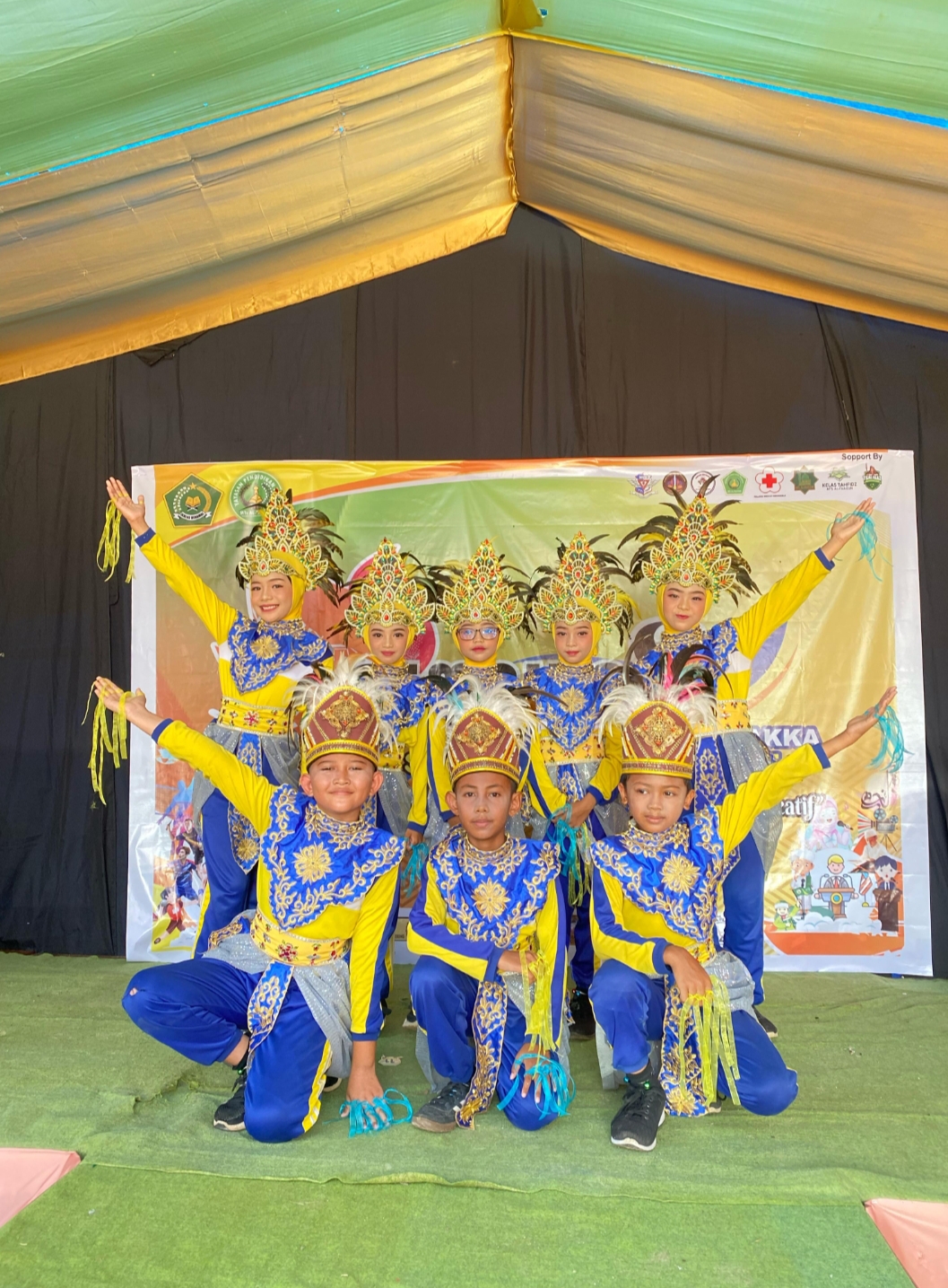 Poto para penari kreasi dari SD inpres 12/79 Cinennung