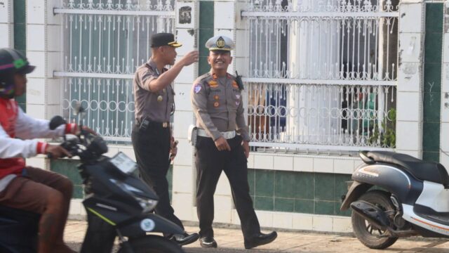 Kapolres Bone Turun ke Jalan Atur Lalu Lintas Pagi, Pastikan Aktivitas Warga Lancar